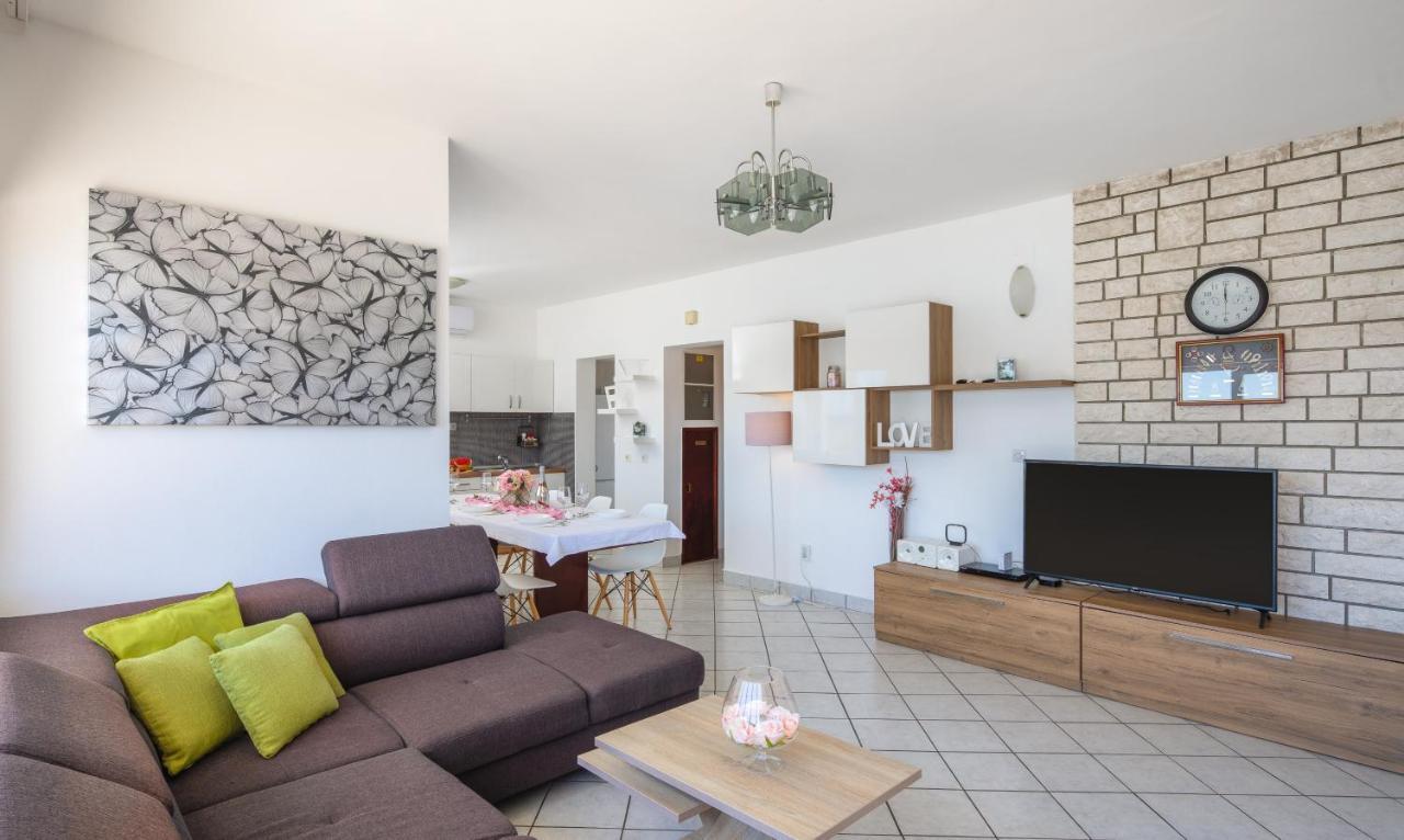 Zrinka - Last Season Ever! Apartment *